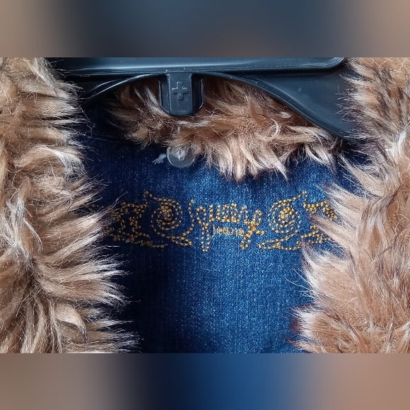Squeeze Jeans Blue Jean Vest with Removable Fur Collar - Picture 4 of 5